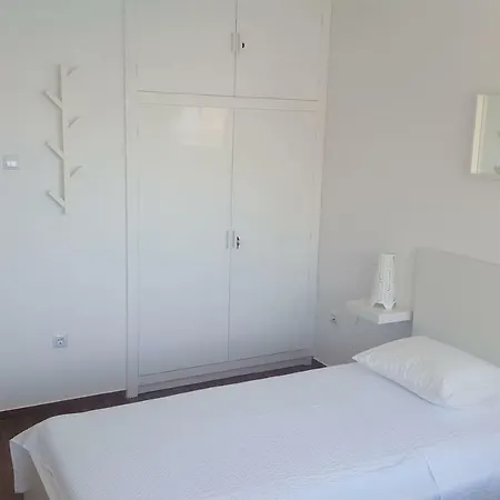 2017 Renovated Apt With Amazing Balcony View! *