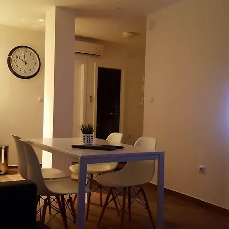 Apartmán 2017 Renovated Apt With Amazing Balcony View!